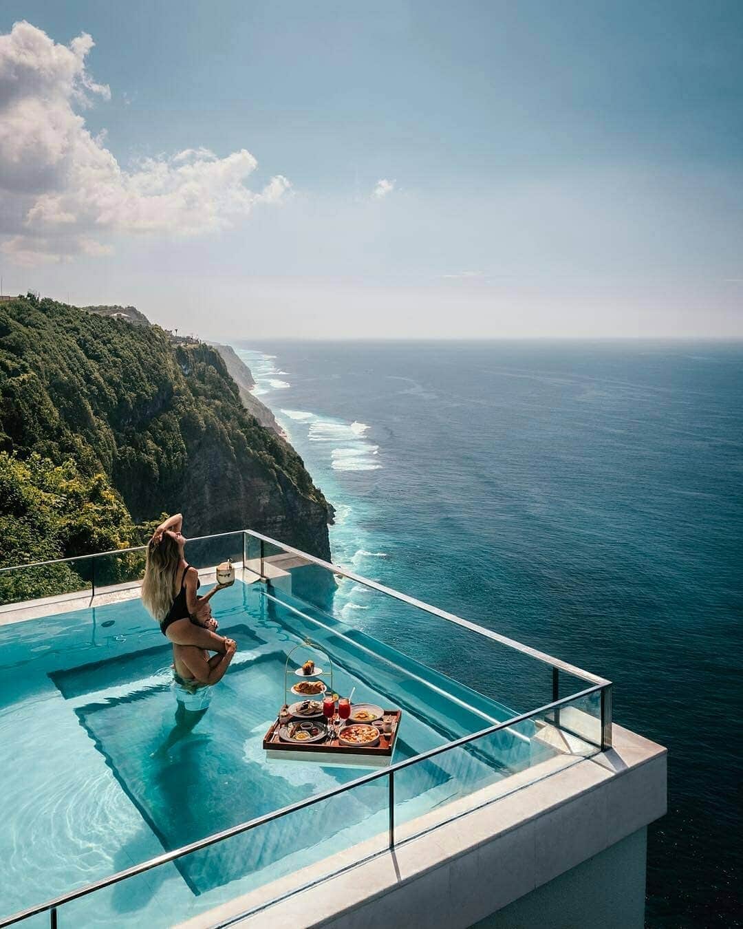 Discover Earthさんのインスタグラム写真 - (Discover EarthInstagram)「Located on a cliff overlooking the ocean in Bali, the pool at "The Edge" has become one of the most famous pools on Instagram !  Tag someone how should take you to this pool ! 🌴🇮🇩 — 📍#DiscoverBali — 📸 Photo and Video by @thelosttwo ​」3月27日 16時01分 - discoverearth