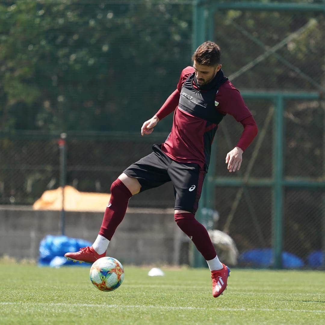 ダビド・ビジャさんのインスタグラム写真 - (ダビド・ビジャInstagram)「⚽️7️⃣👌🏻 #visselkobe #jleague #rakuten #japan #teamvos #dv7group」3月27日 16時05分 - davidvilla