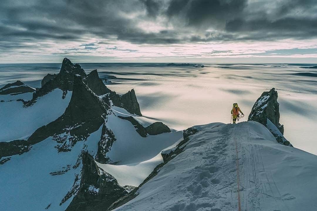 のインスタグラム：「Photo by @jimmychin | Queen Maud Land, Antarctica: A day to remember. Only a few times I’ve truly felt like I was on another planet. This was one of them. I kept thinking this must be what it’s like on the moon. @conrad_anker traversing the final ridge below the upper headwall on #Ulvetanna. We had a good day not talking about much that wasn’t already obvious...that this place was mind blowing. For more images of adventures in Antarctica, follow @jimmychin.」