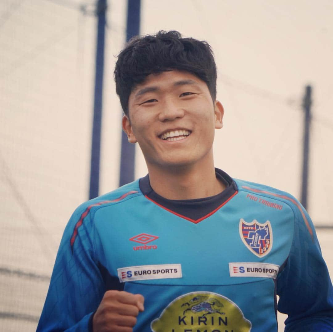 FC東京オフィシャルグッズさんのインスタグラム写真 - (FC東京オフィシャルグッズInstagram)「👏 #室屋成 選手、#橋本拳人 選手、#ナサンホ 選手がそれぞれの代表から帰ってきました✨😆🙌 . 成、ケント、サンホおかえりなさい✨☺️👏👏 @sei_muroya  @kento_hashimoto_18  @nasangho17  #daihyo  #日本代表 #SAMURAIBLUE #韓国代表 #FC東京 #fctokyo  #tokyo」3月27日 16時08分 - fctokyoofficial