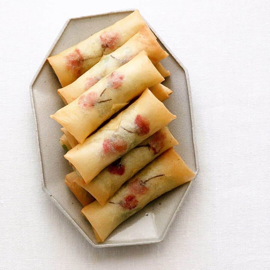 樋口正樹さんのインスタグラム写真 - (樋口正樹Instagram)「Spring rolls 🌸 . アサリと菜の花の桜春巻き。 春の美味しい食材と桜の花を包んだ、味も見栄えも春らしい春巻き。お花見の一品としてぜひお試しください。レシピはマリ・クレールスタイルのサイトに。 . 桜の花の塩漬けの水気はキッチンペーパーでしっかりととれば皮が破れることなくキレイに揚がります。豚やモヤシなどの普通の具材でもおいしく楽しめます。 . . #桜の春巻き #春巻き #桜の花の塩漬け #お花見弁当 #揚げ物 #springroll #springrolls #🌸」3月27日 16時20分 - higuccini
