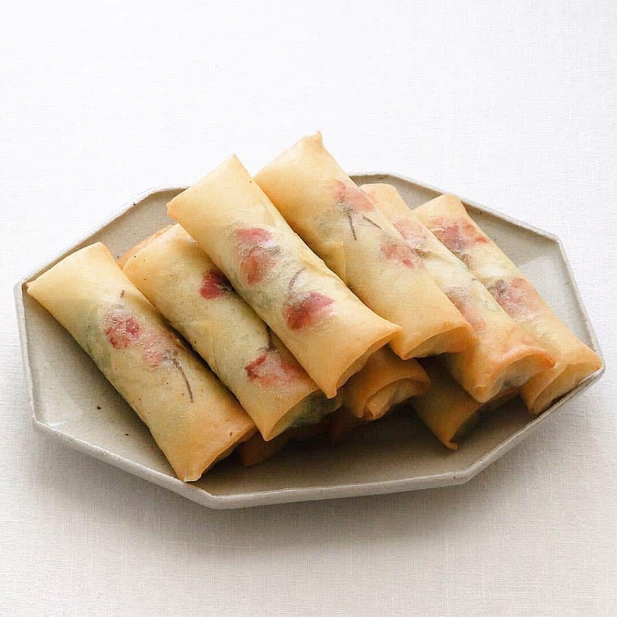 樋口正樹さんのインスタグラム写真 - (樋口正樹Instagram)「Spring rolls 🌸 . アサリと菜の花の桜春巻き。 春の美味しい食材と桜の花を包んだ、味も見栄えも春らしい春巻き。お花見の一品としてぜひお試しください。レシピはマリ・クレールスタイルのサイトに。 . 桜の花の塩漬けの水気はキッチンペーパーでしっかりととれば皮が破れることなくキレイに揚がります。豚やモヤシなどの普通の具材でもおいしく楽しめます。 . . #桜の春巻き #春巻き #桜の花の塩漬け #お花見弁当 #揚げ物 #springroll #springrolls #🌸」3月27日 16時20分 - higuccini