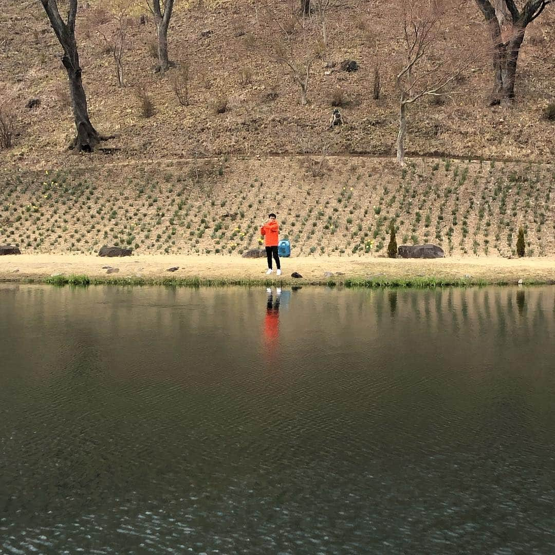 宮川大輔さんのインスタグラム写真 - (宮川大輔Instagram)「#旅の間のお母さん #素敵な出会いやなぁ #地元探検 #仲間と旅 #やっぱり釣りがしたい #お土産にお米も頂きました #本当にありがとうございました！ #楽しかったぁぁあ！#ThanksAirbnb #エアビー #ありがとう！ #Airbnb #響きの宿 #響きの森 #また五右衛門風呂入りに来ます！」3月27日 16時13分 - miyagawadai