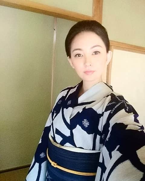真山景子のインスタグラム：「@utsukushiikimono  浴衣撮影✨👏 本日一番お気に入りだったキモノでした。 #美しいキモノ夏号 #キモノ #和 #日本和装」