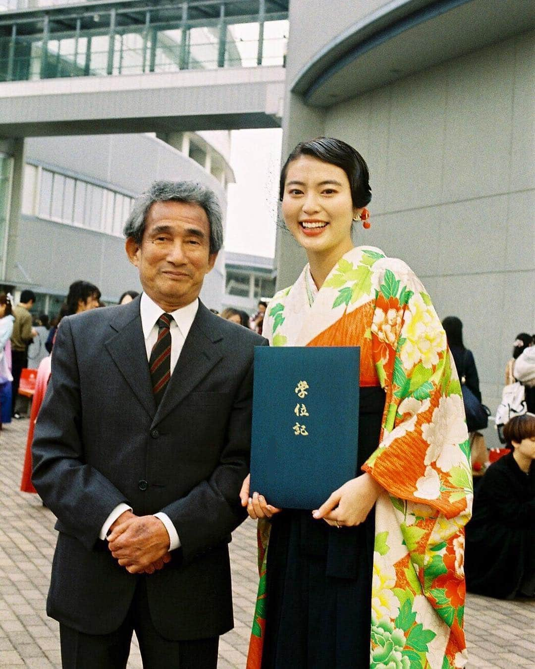 高橋春織さんのインスタグラム写真 - (高橋春織Instagram)「4年間通った大学を卒業しました!!✨ この4年間のおかげで、わたしの人生はより楽しくより明るいものになりました✨ 出会ってくれた友達、先生、先輩、、、皆さんに感謝します!! 一生もんです❤︎🎊 そして、大学に行くことを選択した自分にも、ちゃんと卒業できた自分にも感謝します!!!🥳 ちゃんと卒業したいと思える大学でよかった、、、 これからやりたいことがたくさん見つけられた✨ あと2年学生でいたかったなぁ。。。 #卒業」3月27日 16時18分 - haoringo_official