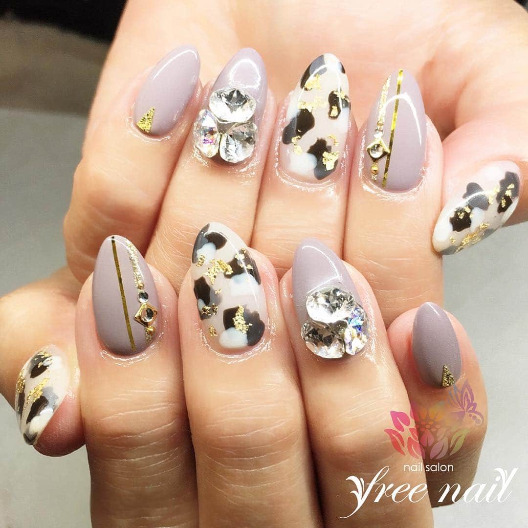 free nail フリーネイルのインスタグラム：「. お客様ネイル💅🏻🌼✨ . ミルキーアニマルネイル🐄✨ . グレージュで大人シック👩🏼‍🎨✨ . ご来店ありがとうございました🙇🏻‍♀️🙇🏻‍♀️🙇🏻‍♀️💗 . #ネイル #フリーネイル #ネイルアート #ジェルネイル #ネイルサロン #大阪ネイルサロン #ネイルデザイン #ネイルチェンジ #アニマルネイル #アニマル柄 #ビジューネイル #vカットストーン #ラインテープ #グレージュネイル #ホワイトネイル #デザインネイル #シンプルネイル #トレンドネイル #大人ネイル #春ネイル #スプリングネイル #美甲 #日式美甲 #springnails #nailsart #nailsalon #nailsdid #newnails #newnail #freenail」