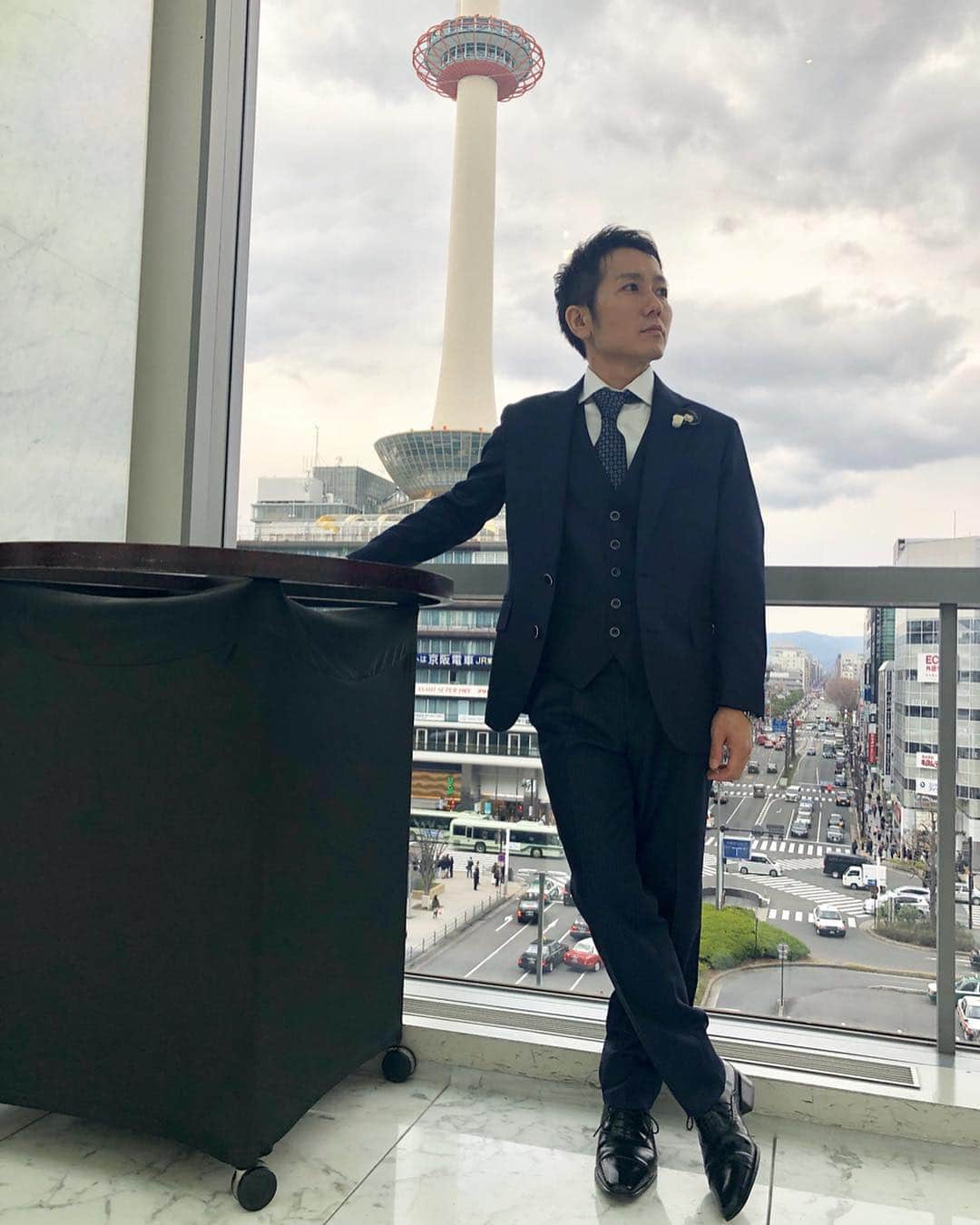 のインスタグラム：「【京都タワーをバックに】 . 80年以上続く会社の3代目の 前ちゃんのスーツを納品！ . ありがたいことに、 今回で3着目のオーダーです！ . . 今回の生地は、 ZegnaのElectaのネイビーストライプ。 . 裏地は同系色のデニム風に 刺繍デザインのものを。 . ボタンは水牛のネイビーで、 ボタン淵がホワイトデザイン。 . ベストを付けてのスリーピースです。 . . 結婚式で使う為にオーダーしてくれましたが、 その後も仕事で着たいとのことで、 タキシードではなく、スーツになりました！ . 飯食ってても、 目の前のオーラが凄いw . . #ryomatokyoflowers #ryomaflowers #本物のバラ #枯れないバラ #バラ #フラワーピン #ラペルピン #ブローチ #フラワーファッションブランド #オーダーメイドスーツ #RYOMATOKYO #経営者の着こなし」