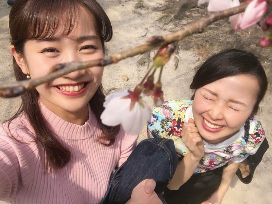 のインスタグラム：「３月２７日はさくらの日だそうで🌸杏奈さんと名古屋城の桜を見に行きました(^^) 仕事の話、プライベートの話、この地方のこと、今日も色々な話をしました☺️一年目の頃から、杏奈さんには東山動物園や有松絞り祭りなど色々な所に連れて行ってもらったなあ🍀大好きな先輩です。 . . まぶし〜いの顔😆 . . #徳重杏奈 #アナウンサー #メーテレ #メーテレアナウンサー #島津咲苗 #桜 #名古屋城 #金シャチ横丁 #名古屋観光 #sakura🌸 #桜の日」