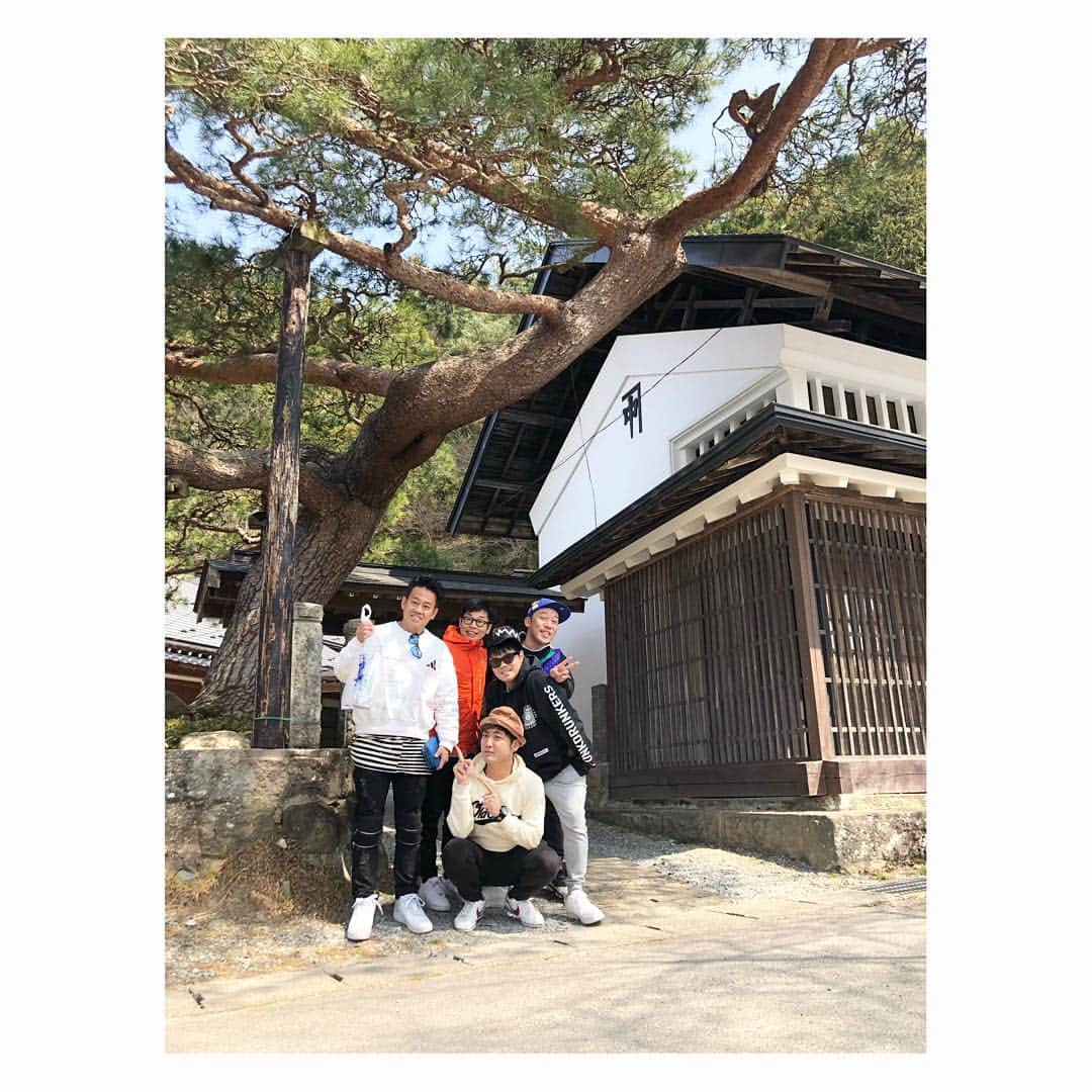 佐田正樹さんのインスタグラム写真 - (佐田正樹Instagram)「福島旅行2日目。  #釣り #観光 #寿月 #スズノ井 #のぼり絵 #ログハウス #響きの宿 #響きの森 #地元の人のあたたかさ  #エアビー #エアビー旅行 #エアビーロケ第2弾 #airbnb #thanksairbnb  みなさま最高でした。ありがとうございました。またいつか。 東京戻ります。」3月27日 16時38分 - satakisama