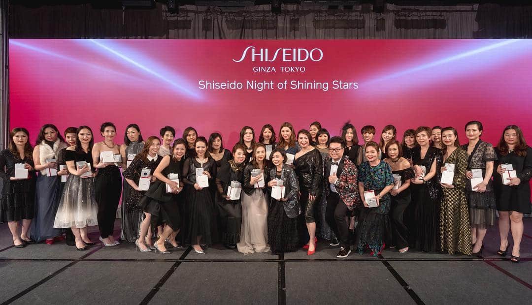 のインスタグラム：「This March, brand @SHISEIDO organized the first ever Shiseido Night of Shining Stars in Hong Kong. Nearly 350 participants gathered for the gala dinner to celebrate our “#PeopleFirst” and “Applaud Success” moments. A total of 11 Best Awards and 14 Star Trophies were awarded to more than 25 colleagues, counters and shops. We hope this event fully expresses our appreciation and love for all the hard work, sacrifices and sleepless nights by everyone, and continue to inspire the team to even greater heights in the coming days!  #galadinner #shiseido #資生堂 #资生堂」
