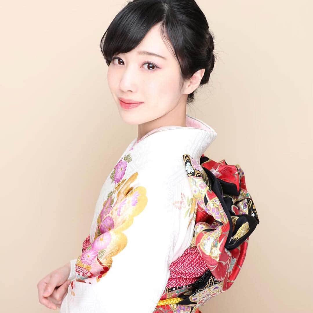 のインスタグラム：「. 数年ぶりに振袖を着ました👘 . . #振袖 #振袖ヘア #振袖ヘアアレンジ #着物 #帯締めアレンジ #帯 #古典柄 #黒髪 #黒髪アレンジ」