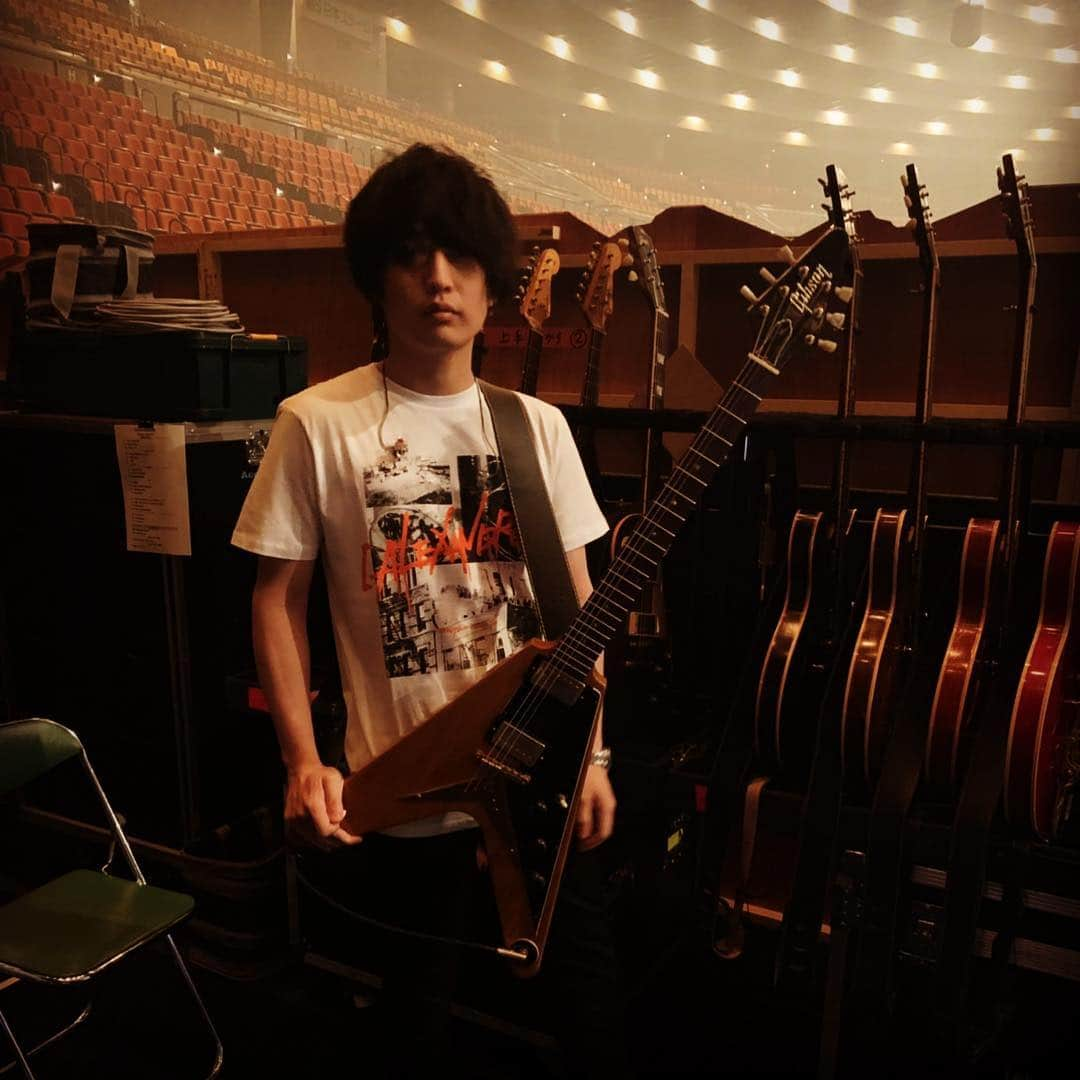 [ALEXANDROS]さんのインスタグラム写真 - ([ALEXANDROS]Instagram)「毎度お馴染み27日発売のGiGS連載コラムの写真です。紙面に載ってる他の2枚はおれの個人のインスタに載っているのでそちらを参照に。 ちなみにこのフライングVがおれと同い年82年生まれの物になります。白井 This picture on GiGS magazine. This Flying V and I are same age, born in 1982. Masaki  #gigsmagazine  #flyingv」3月27日 16時35分 - alexandros_official_insta