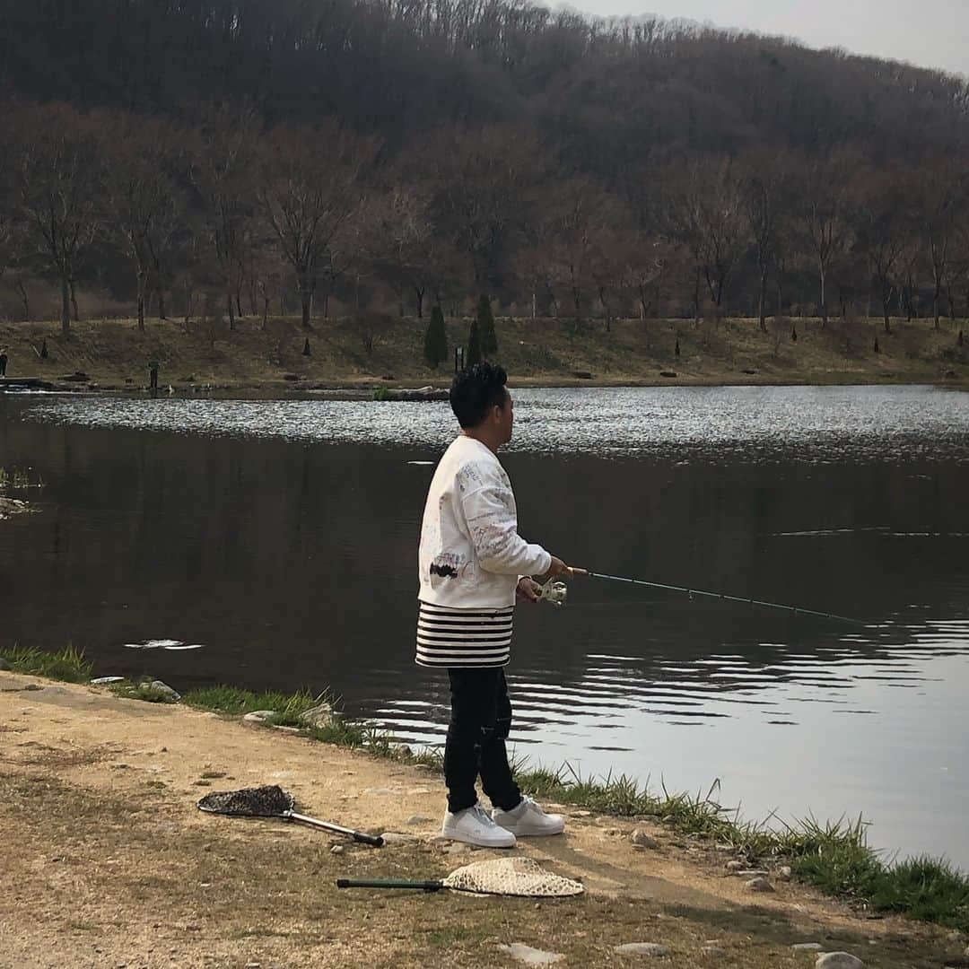 川口徹道さんのインスタグラム写真 - (川口徹道Instagram)「素敵な場所で素敵な出会いでした。現地の方々、スタッフさんに感謝！  2日間お世話になりました。  #ThanksAirbnb #エアビー⁠ ⁠⁠ ⁠ #Airbnb #旅プロジェクト #バーベキュー #焚き火 #釣り #酒蔵 #響きの宿 #響の森 #寿々乃井 #五右衛門風呂 #アウトドア #宮川大輔 さん #富士彦 さん #バッドボーイズ佐田 さん #武井俊祐 さん #てつみち ＠airbnb」3月27日 16時36分 - tetsumichi0609