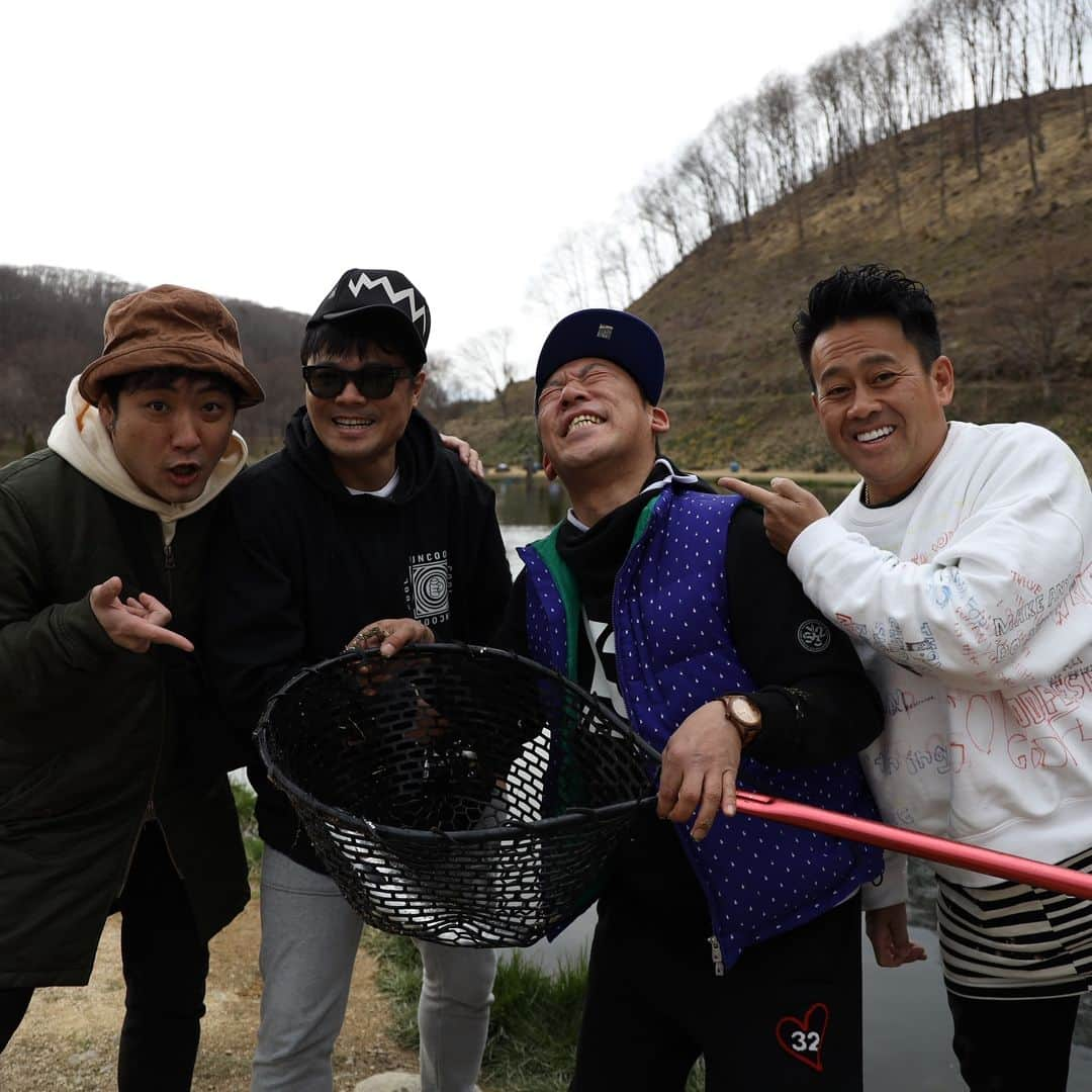 川口徹道さんのインスタグラム写真 - (川口徹道Instagram)「素敵な場所で素敵な出会いでした。現地の方々、スタッフさんに感謝！  2日間お世話になりました。  #ThanksAirbnb #エアビー⁠ ⁠⁠ ⁠ #Airbnb #旅プロジェクト #バーベキュー #焚き火 #釣り #酒蔵 #響きの宿 #響の森 #寿々乃井 #五右衛門風呂 #アウトドア #宮川大輔 さん #富士彦 さん #バッドボーイズ佐田 さん #武井俊祐 さん #てつみち ＠airbnb」3月27日 16時36分 - tetsumichi0609