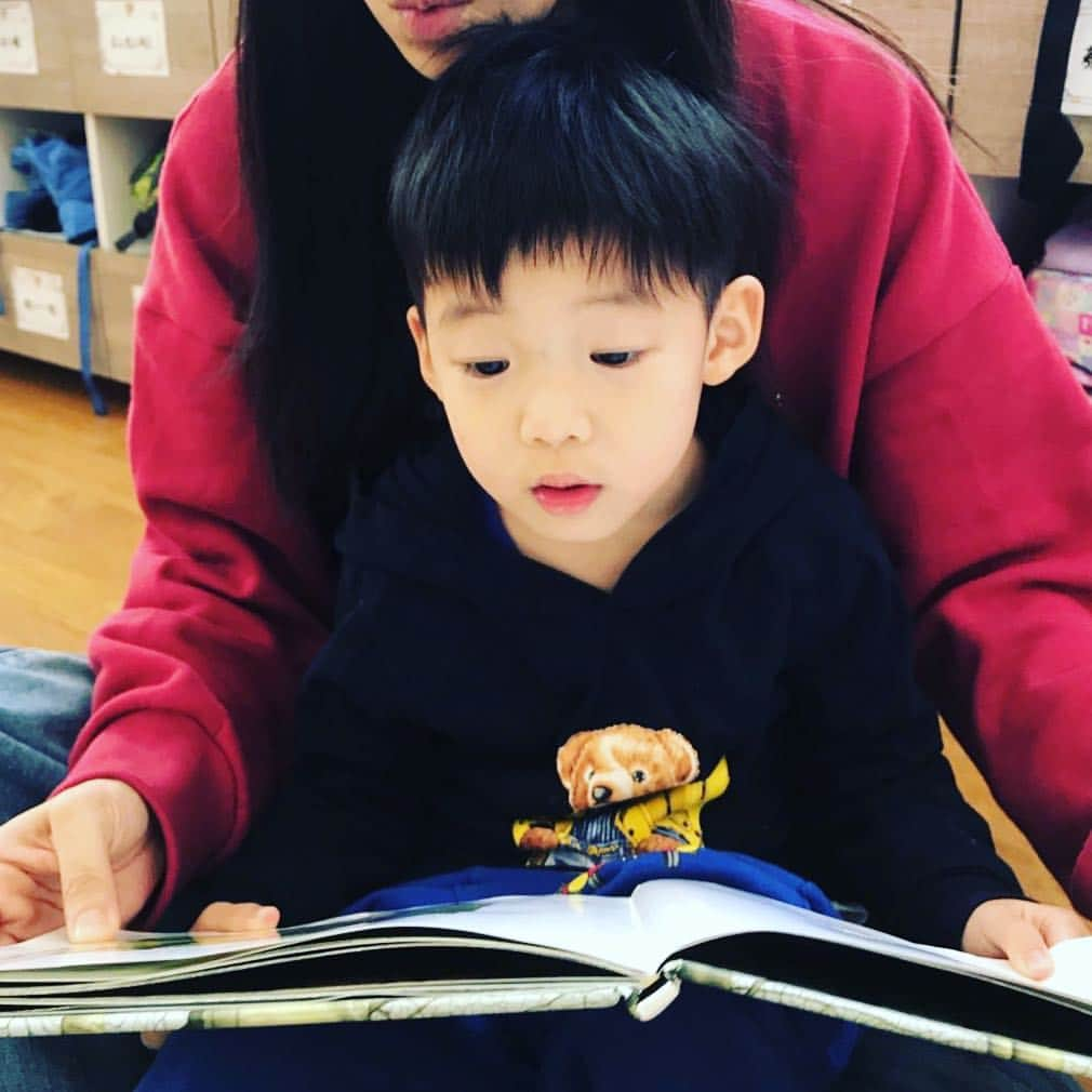 ファン・ウェイチーさんのインスタグラム写真 - (ファン・ウェイチーInstagram)「How I love all the reading times with you my boy~」3月27日 16時40分 - fanfan