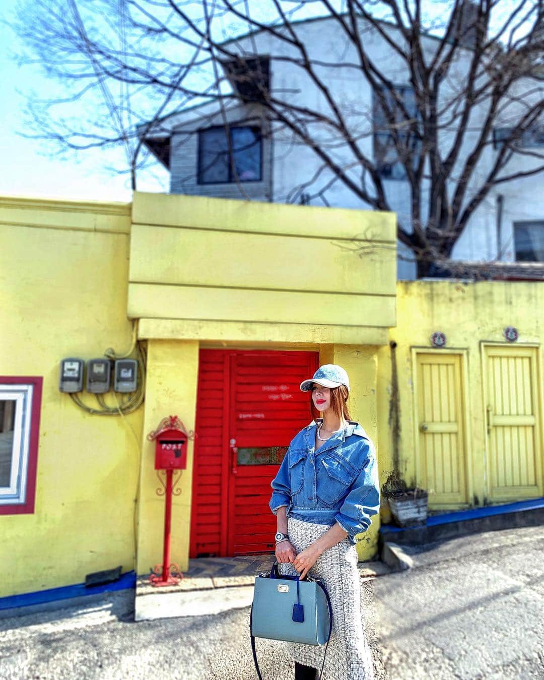 이미아 Mia Lee 李 美兒さんのインスタグラム写真 - (이미아 Mia Lee 李 美兒Instagram)「Need to add some vivid color and life to my Instagram feed when spring has come in Seoul, Korea.  봄이 왔습니다.  예능 제작사 대표님과 미팅이 있어 캐주얼한 셔츠에 (청바지, 레깅스 대신) 트위드 스커트를 스타일링했습니다. @7.7aube 님~ 포시즌에서 미팅할때 우리 인친님일까? 하게 될 듯 합니다. 인지해 주셔서 감사합니다!👭🙏🏻🌸💕」3月27日 16時44分 - mia_personality