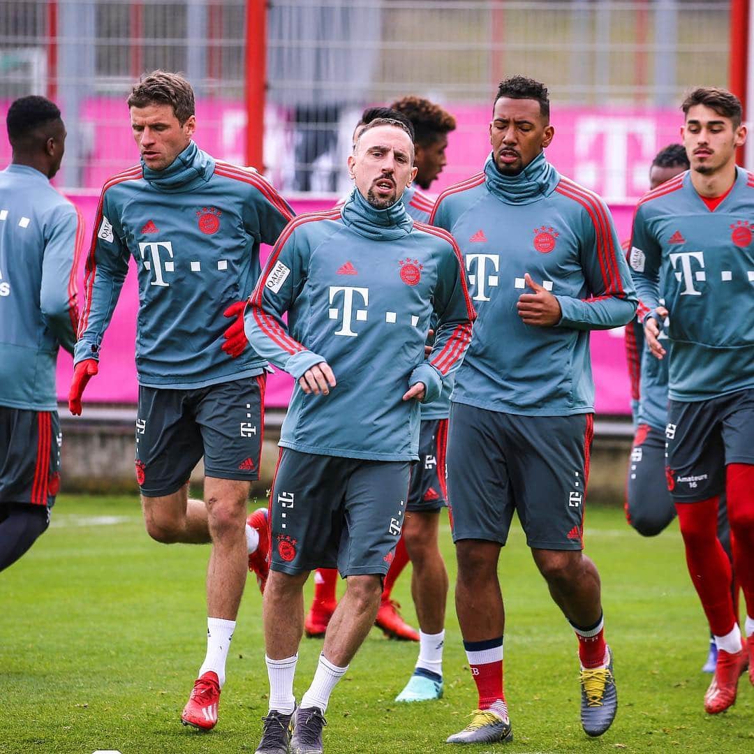 トーマス・ミュラーのインスタグラム：「Preparation for the match #scffcb (Saturday, 15:30) 💪 Es wird wieder Zeit, dass die Bundesliga weiter geht 😀⚽️ #packmas #fcbayern #esmuellert #miasanmia #thomasmüller」