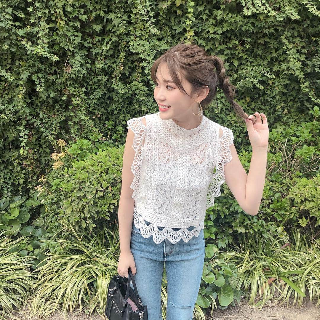藤川沙弥のインスタグラム：「暖かい日はアウターの下はもう春夏気分😂☀️﻿﻿ tops @to_the_sea_hawaii ﻿﻿ ﻿﻿ 西銀座デパートと﻿﻿ Webstoreでゲットできるよ🥰﻿﻿ ﻿﻿ 髪の毛伸びてきたから﻿﻿ 可愛いアレンジできるの嬉しい♡﻿﻿ けど…暑くなるしまた切るか悩んでます🧐💨﻿﻿ ﻿﻿ ﻿ ﻿ ﻿ #totheseahawaii#ヘアアレンジ﻿ ﻿#셀카#셀피#셀스타그램」