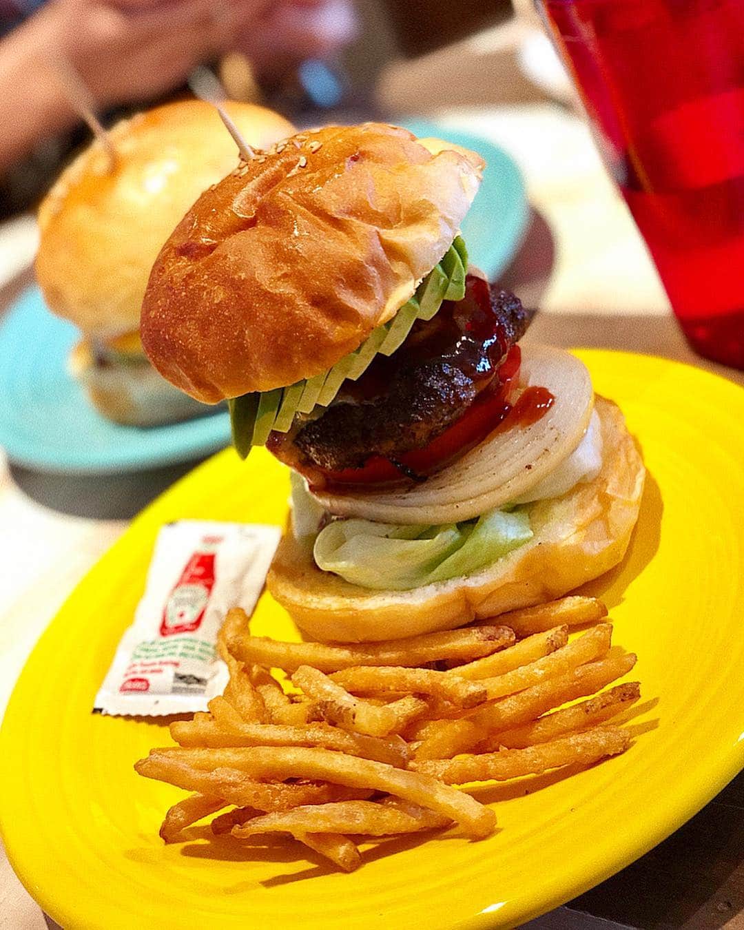 のインスタグラム：「🥑🧀🍔 @nine9style_hamburger_and_bar  #nine9style #nine9stylehamburger #avocado #cheese #burger #hamburger #lunch #burgers #shimokitazawa #tokyo #🍔」