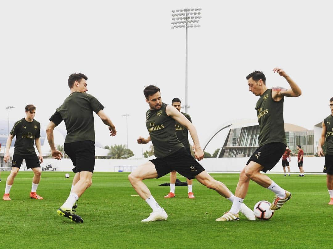 カール・ジェンキンソンさんのインスタグラム写真 - (カール・ジェンキンソンInstagram)「Great week in Dubai 🇦🇪 Thank you for your hospitality! #emirates #arsenalindubai」3月27日 16時52分 - carljenkinson