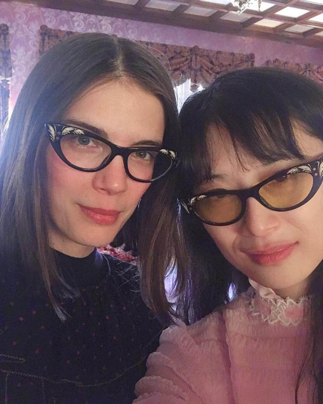 小藪奈央さんのインスタグラム写真 - (小藪奈央Instagram)「We have same glasses n phone cases 🤓🤓🌸🌸」3月27日 16時53分 - nao_now