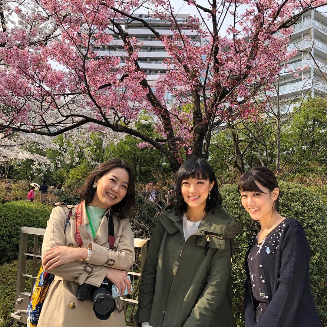 竹内由恵さんのインスタグラム写真 - (竹内由恵Instagram)「先日家族で、「日本橋OIKAWA」にランチに行きました。今年のおせちもお願いしたのですが、繊細で美しい料理の数々でした。中でも筍を器にした一品には感激しました。 東京が桜満開観測されましたが、今日は毛利庭園で桜の待ち受け写真撮影がありました。カメラマンでもある矢島アナウンサーと池谷アナウンサーと共に🌸 #日本橋oikawa #待ち受け #テレビ朝日アナウンサー」3月27日 17時03分 - yoshie0takeuchi