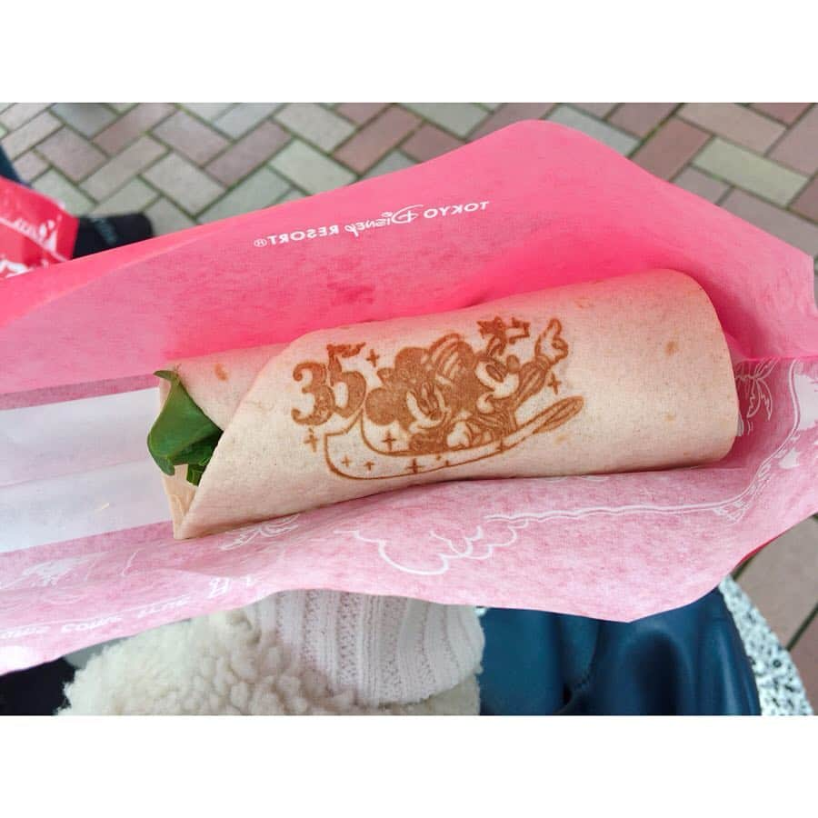 西村季里子さんのインスタグラム写真 - (西村季里子Instagram)「・ もうね、食べてないときないくらい ずっと食べてた☺️💞💞💞 でも今回の目的は、 "食べたいもの食べまくる" だったから大満足🐷💗 食べながら、次何食べる？って ずっと会話してた最高😂 なのに、ダイエット方法について 話し合うっていう矛盾😂最高😂 #ディズニー#ディズニーランド#ランド #東京ディズニーランド#舞浜#千葉県 #tokyodisneyland #disneyland #disney #食べまくり#35周年 #35周年限定  #チュロス#コットンキャンディ #写真以外にも食べまくった #どうしてディズニーって無限に食べれるの #ダイエット#diet#痩せたい#食べたい #followme #follow」3月27日 17時04分 - kiriko_nishimura