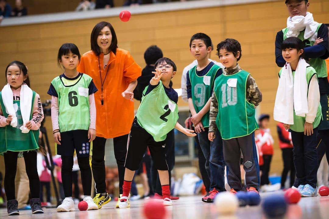 アメリカ大使館さんのインスタグラム写真 - (アメリカ大使館Instagram)「『ボッチャ』(Boccia) というスポーツをご存知ですか⁉️ ジャックボールという白い玉に赤青のそれぞれのチームがボールを投げたり転がしたりして、より近づけるかを競うゲームで、パラリンピック正式種目の一つです。 #チームワーク が結構大事！ . #us #usa #america #teamusa #paralympics #olympics #boccia #teamwork #team #game #tokyo2020 #go4gold #ball #colorful #アメリカ #留学 #チーム #オリンピック #パラリンピック #東京2020 #体験 #友達 #小学生 #東京都 #吉本 #キクチウソツカナイ #バイク川崎バイク#tb #ボランティア」3月27日 16時58分 - usembassytokyo