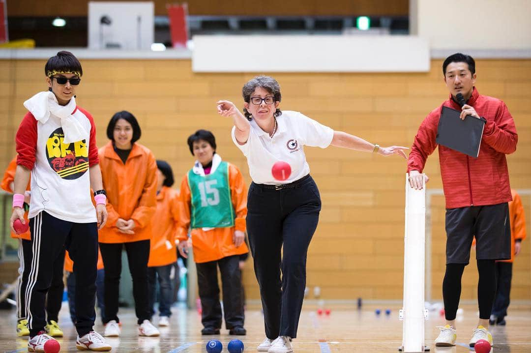 アメリカ大使館さんのインスタグラム写真 - (アメリカ大使館Instagram)「『ボッチャ』(Boccia) というスポーツをご存知ですか⁉️ ジャックボールという白い玉に赤青のそれぞれのチームがボールを投げたり転がしたりして、より近づけるかを競うゲームで、パラリンピック正式種目の一つです。 #チームワーク が結構大事！ . #us #usa #america #teamusa #paralympics #olympics #boccia #teamwork #team #game #tokyo2020 #go4gold #ball #colorful #アメリカ #留学 #チーム #オリンピック #パラリンピック #東京2020 #体験 #友達 #小学生 #東京都 #吉本 #キクチウソツカナイ #バイク川崎バイク#tb #ボランティア」3月27日 16時58分 - usembassytokyo