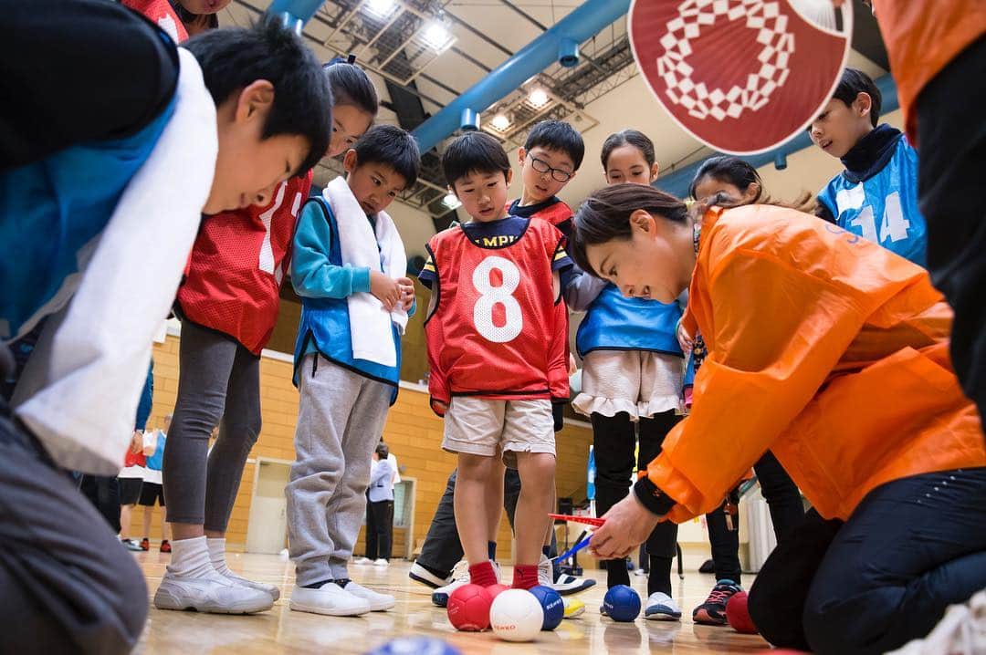 のインスタグラム：「『ボッチャ』(Boccia) というスポーツをご存知ですか⁉️ ジャックボールという白い玉に赤青のそれぞれのチームがボールを投げたり転がしたりして、より近づけるかを競うゲームで、パラリンピック正式種目の一つです。 #チームワーク が結構大事！ . #us #usa #america #teamusa #paralympics #olympics #boccia #teamwork #team #game #tokyo2020 #go4gold #ball #colorful #アメリカ #留学 #チーム #オリンピック #パラリンピック #東京2020 #体験 #友達 #小学生 #東京都 #吉本 #キクチウソツカナイ #バイク川崎バイク#tb #ボランティア」