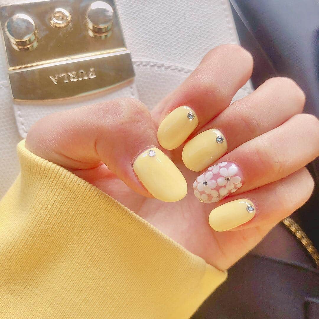 岡田栞奈のインスタグラム：「New nail🍋🐝💛 ・ ・ ビタミンカラーで気分もアゲ☝️☝️ 一本だけお花咲かせた🌼 黄色大好きだな〜。 青の次に好きかも(*´꒳`*) #ネイル #春ネイル #イエローネイル  #newnail #spring #springnails #yellow」
