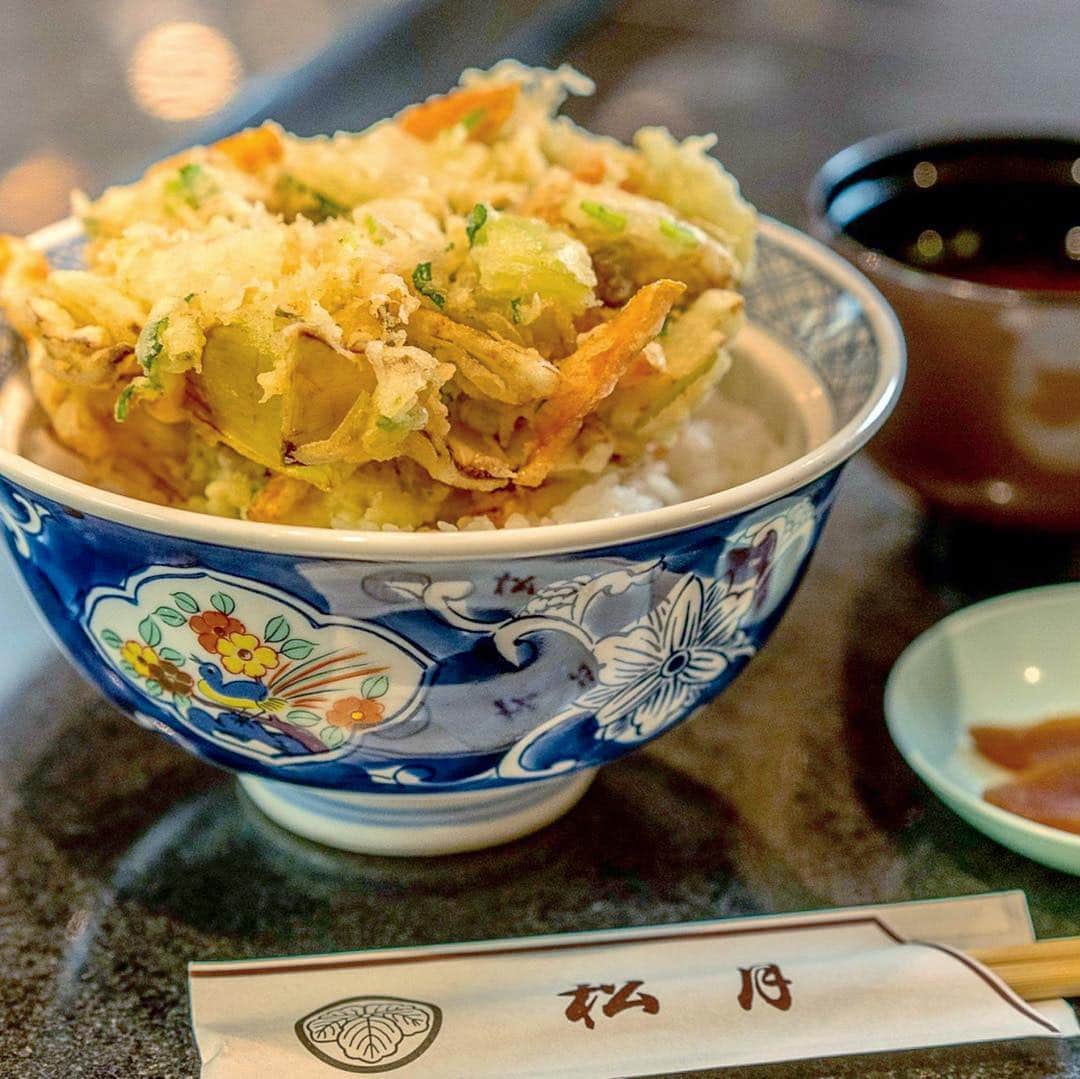 ナゴレコさんのインスタグラム写真 - (ナゴレコInstagram)「「かき揚げ丼・天ぷら定食」 美味しい飲食店を友達に紹介して、その美味しさに共感して欲しい🤔🍴けどあまり流行ってほしくはない😂😂 という感覚は誰しもがきっと経験したことがあるはず🙌⭕️ . 栄の中心地にある松月さんは自分だけの行きつけにしたくなるような、そんなお店です🍤🕴 「カウンターで食べる天ぷら」というと、少し敷居の高いイメージがありますが、こちらの松月さんはとってもお得👏👀✨ . 看板メニューの天ぷら定食はご飯に赤だし、お漬物まで付いて900円(税込)とかなり満足度が高いです😎🍤 . さらにさらに、天ぷらはまとめて提供ではなく一種類ずつ、職人さんが丁寧に揚げて出してくれるので最後まで熱々の天ぷらを味わうことができます🙆‍♂️🎉 . 写真1枚目のかき揚げ丼も900円(税込)でかなり盛り盛りなかき揚げを堪能することができますよ😋🍚 . 栄の中心地という場所柄もあり、働く人の隠れ家的なお店として昭和24年から（すごい❗️）長年愛され続けている天ぷら専門店💯💯💯 . お一人でもカップルでも！ふらっと気軽に寄れて、揚げたての天ぷらをお値打ちに味わえるのが松月さんの魅力です🙆‍♂️⭕️ . #松月 #ナゴレコ #PR」3月27日 17時01分 - nagoya_food