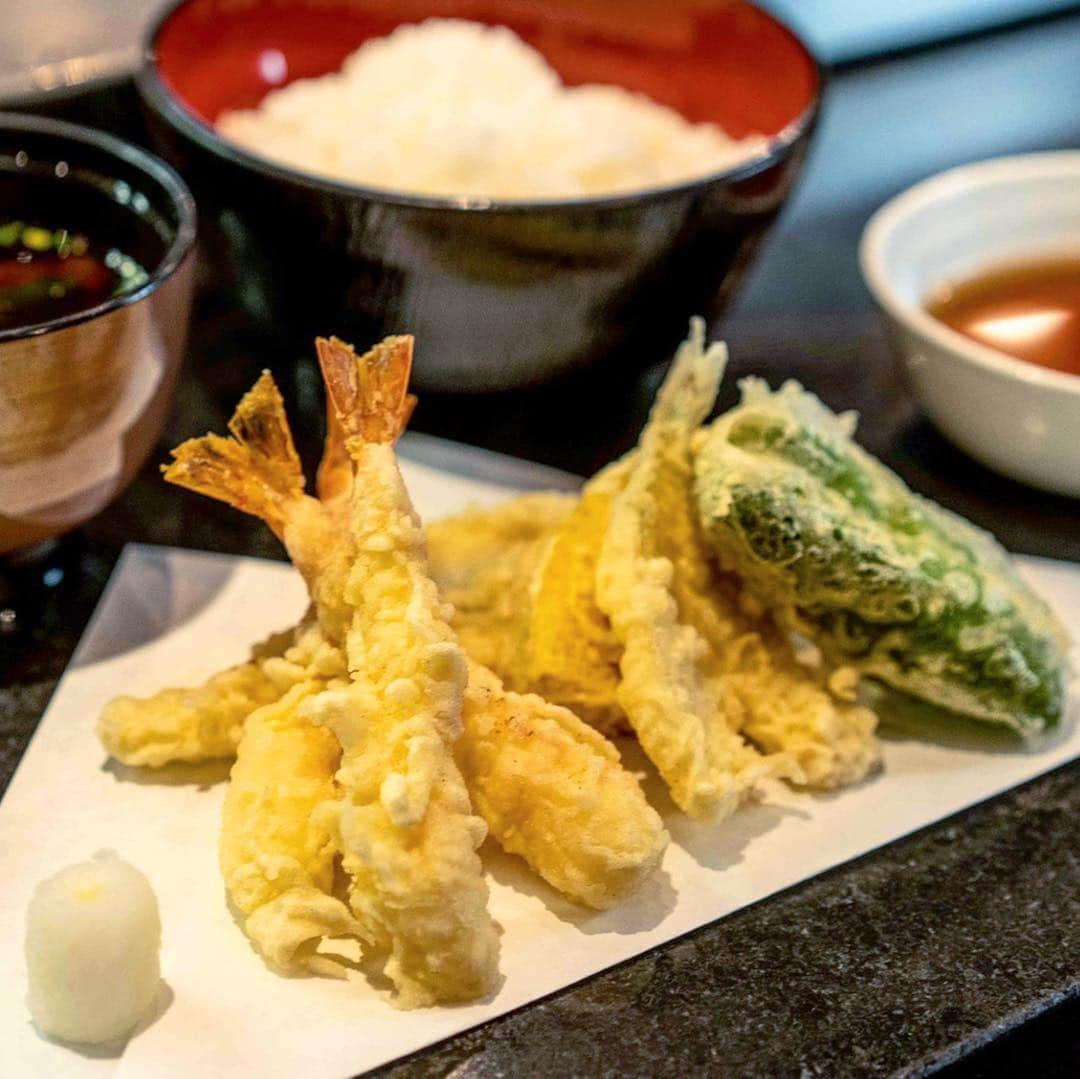 ナゴレコさんのインスタグラム写真 - (ナゴレコInstagram)「「かき揚げ丼・天ぷら定食」 美味しい飲食店を友達に紹介して、その美味しさに共感して欲しい🤔🍴けどあまり流行ってほしくはない😂😂 という感覚は誰しもがきっと経験したことがあるはず🙌⭕️ . 栄の中心地にある松月さんは自分だけの行きつけにしたくなるような、そんなお店です🍤🕴 「カウンターで食べる天ぷら」というと、少し敷居の高いイメージがありますが、こちらの松月さんはとってもお得👏👀✨ . 看板メニューの天ぷら定食はご飯に赤だし、お漬物まで付いて900円(税込)とかなり満足度が高いです😎🍤 . さらにさらに、天ぷらはまとめて提供ではなく一種類ずつ、職人さんが丁寧に揚げて出してくれるので最後まで熱々の天ぷらを味わうことができます🙆‍♂️🎉 . 写真1枚目のかき揚げ丼も900円(税込)でかなり盛り盛りなかき揚げを堪能することができますよ😋🍚 . 栄の中心地という場所柄もあり、働く人の隠れ家的なお店として昭和24年から（すごい❗️）長年愛され続けている天ぷら専門店💯💯💯 . お一人でもカップルでも！ふらっと気軽に寄れて、揚げたての天ぷらをお値打ちに味わえるのが松月さんの魅力です🙆‍♂️⭕️ . #松月 #ナゴレコ #PR」3月27日 17時01分 - nagoya_food