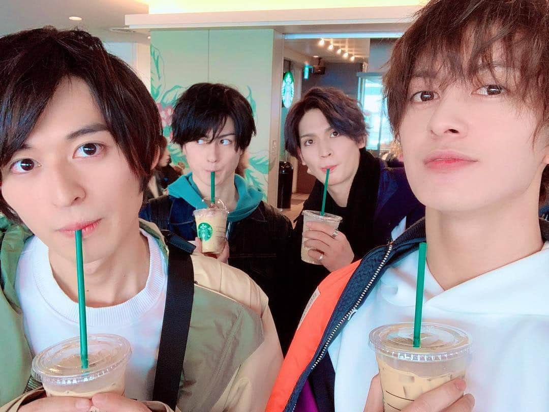 小波津亜廉さんのインスタグラム写真 - (小波津亜廉Instagram)「[26/3/19] What are these handsome devils up to? ⠀⠀⠀ ⠀ Loooove Shuji’s little smirk ⠀⠀⠀ ⠀ #kohatsuallen #kikuchishuji #takamotogaku #matsumuraryuunosuke ⠀⠀⠀ ⠀ Source: Shuji’s twitter」3月27日 17時12分 - ahun_andsome