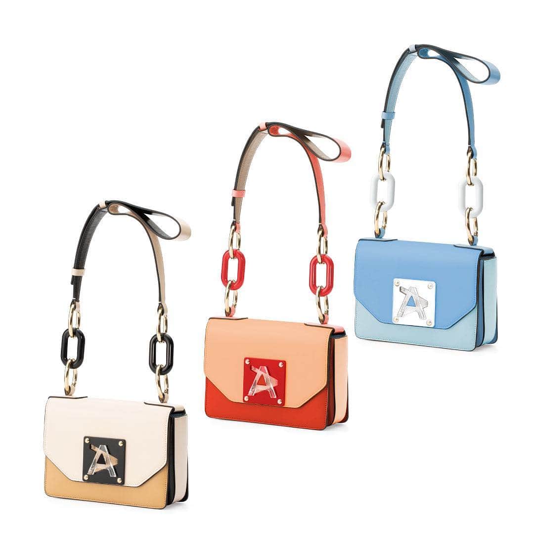 ANTEPRIMAさんのインスタグラム写真 - (ANTEPRIMAInstagram)「Effortlessly chic yet elegant; the ALISEA PLEXI collection is crafted with delicate calf leather and designed in distinctive color combinations and adorned with chain details. Complete your spring look with this sophisticated and fashionable companion!  #anteprima #aliseaplexi #alisea #springsummer2019 #leatherbag #botd #bag #fashionista #itbag #springbag #fashion #style #luxury #baglover #bagholic #italian #instafashion #instabags #fashiondesign #アンテプリマ #ミラコレ #ファッションショー #ミラノ #サマーバッグ #スプリングバッグ #패션 #스타일 #여자가방」3月27日 17時07分 - anteprimaofficial