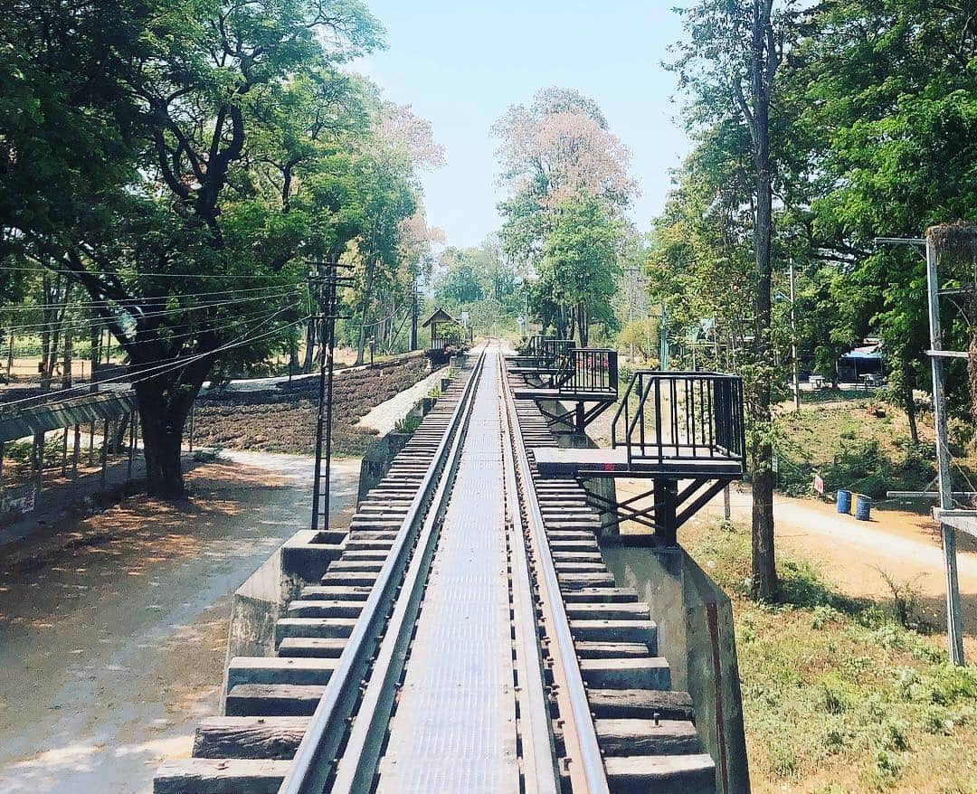 森本さやかさんのインスタグラム写真 - (森本さやかInstagram)「#カンチャナブリ  #泰緬鉄道  #クウェー川鉄橋  #戦場にかける橋  タイミングよく電車が走って来て 自分たちで電車を避けました🚃  #ヒヤヒヤ  けど #sohot #38度 . . #kanchanaburi  #thailand🇹🇭」3月27日 17時08分 - sayakamorimoto1011