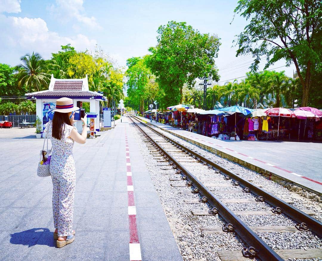 森本さやかさんのインスタグラム写真 - (森本さやかInstagram)「#カンチャナブリ  #泰緬鉄道  #クウェー川鉄橋  #戦場にかける橋  タイミングよく電車が走って来て 自分たちで電車を避けました🚃  #ヒヤヒヤ  けど #sohot #38度 . . #kanchanaburi  #thailand🇹🇭」3月27日 17時08分 - sayakamorimoto1011