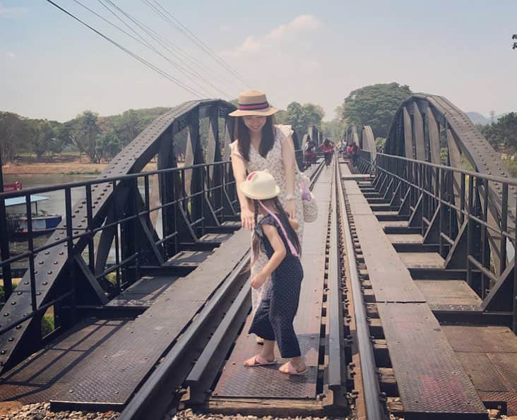 森本さやかさんのインスタグラム写真 - (森本さやかInstagram)「#カンチャナブリ  #泰緬鉄道  #クウェー川鉄橋  #戦場にかける橋  タイミングよく電車が走って来て 自分たちで電車を避けました🚃  #ヒヤヒヤ  けど #sohot #38度 . . #kanchanaburi  #thailand🇹🇭」3月27日 17時08分 - sayakamorimoto1011