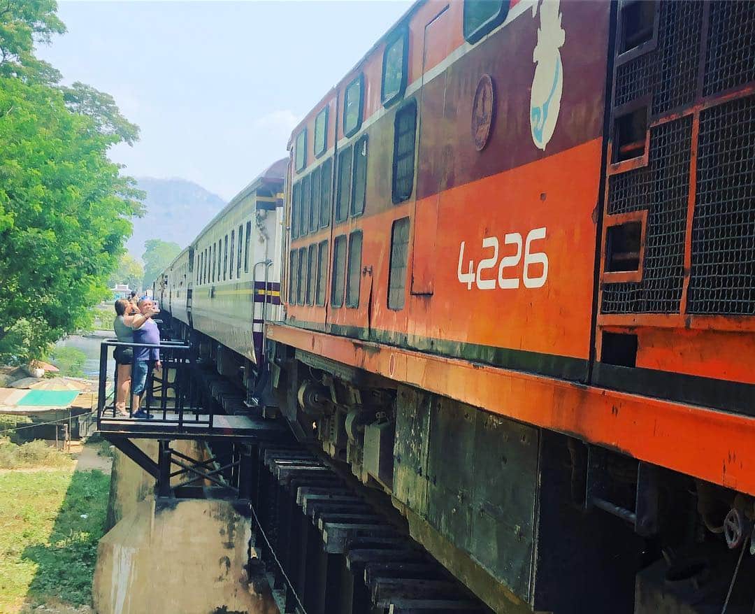 森本さやかさんのインスタグラム写真 - (森本さやかInstagram)「#カンチャナブリ  #泰緬鉄道  #クウェー川鉄橋  #戦場にかける橋  タイミングよく電車が走って来て 自分たちで電車を避けました🚃  #ヒヤヒヤ  けど #sohot #38度 . . #kanchanaburi  #thailand🇹🇭」3月27日 17時08分 - sayakamorimoto1011