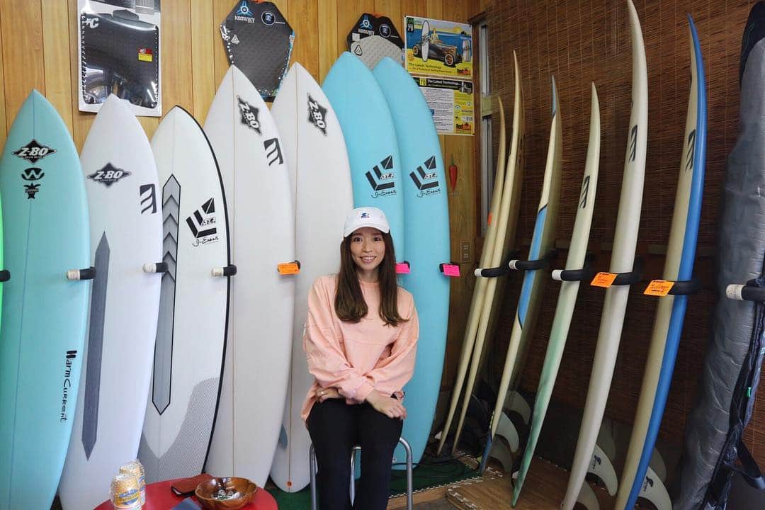 RENA さんのインスタグラム写真 - (RENA Instagram)「小さい頃から過ごしてきた宮崎の最南端串間にあるおばあちゃん家を数年前、生前おばあちゃんが売りに出して市内に越してきてからずっと行っていなかった串間のお家がサーフショップになってると噂に聞いていて、ずっと気になっていて、やっと行けました🌊🏄‍♂️☀️ ． 普通ならもう形が無くなってしまうのが当たり前だけどこうして形を残して使ってくれてる事が凄く嬉しかった✨ ． 私にとって串間のこのお家はとっても良い思い出が溢れています🌊✨ ． ． 店内に入ってドキドキしながらオーナーさんに話しかけましたが、いきなりの訪問に快く接してくれてありがとうございました😵🙏✨ ． 恋ケ浦など串間にサーフィン行った方は寄ってみてください🌵✨ ． ． ． #myoldhouse #surf #surfshop #shorttrip #beachside #beachhouse #zbogranblue #wave #ilovegrandma #surfbord #imissgrandmother #miyazaki #ジーボグランブルー #バックパッカー #弾丸 #旅女 #思い出 #サーフィン宮崎 #串間 #サーフィン #故郷 #おばあちゃんに会いたい #海のある生活」3月27日 17時11分 - rena_flare