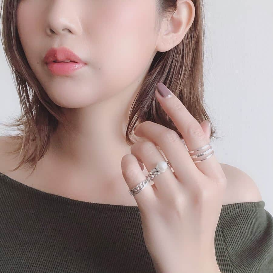 bibi_mama_さんのインスタグラム写真 - (bibi_mama_Instagram)「* * ❤︎ring❤︎ * * ストーリーにも載せた @moncabinet_official  のシルバーリング💍 * * 子供が産まれてからあまりしてなかったけど、リングの重ね付けやっぱり好き❤︎❤︎❤︎ * * 人気のシルバー925なので素材が柔らかくてサイズ調節可能なのが嬉しい！ オープンリングになってます→3枚目 金額もリーズナブルでおすすめです🤗💕💕 * * 指と腕は細いとよくいわれるけど、年々お餅みたいになってくる二の腕😩⤵️⤵️ 筋肉つけなきゃダメだなと思って、やる気だけはあるけど、なかなか行動にうつらず…😂😂 ライザップ張りに管理されないとダメな性格ww 毎年、体系維持に悩む春🌸 * * * #moncabinet #モンカビネ#silver925 #シルバー925#シルバー925リング #シルバージュエリー#シルバーアクセサリー #ボリュームリング#重ね付け#手元倶楽部 #ママコーデ#大人カジュアル#locari#ponte_fashion#kaumo_fashion#ootd_kob#mineby3mootd#お洒落さんと繋がりたい #置き画くら部 #リング重ね付け #今日の手元#アクセサリーコーデ #トレンドアクセサリー #きれいめカジュアル #30代ファッション #2019トレンド#ママアクセサリー #プチプラアクセサリー #大人アクセサリー」3月27日 17時14分 - ___bibi24