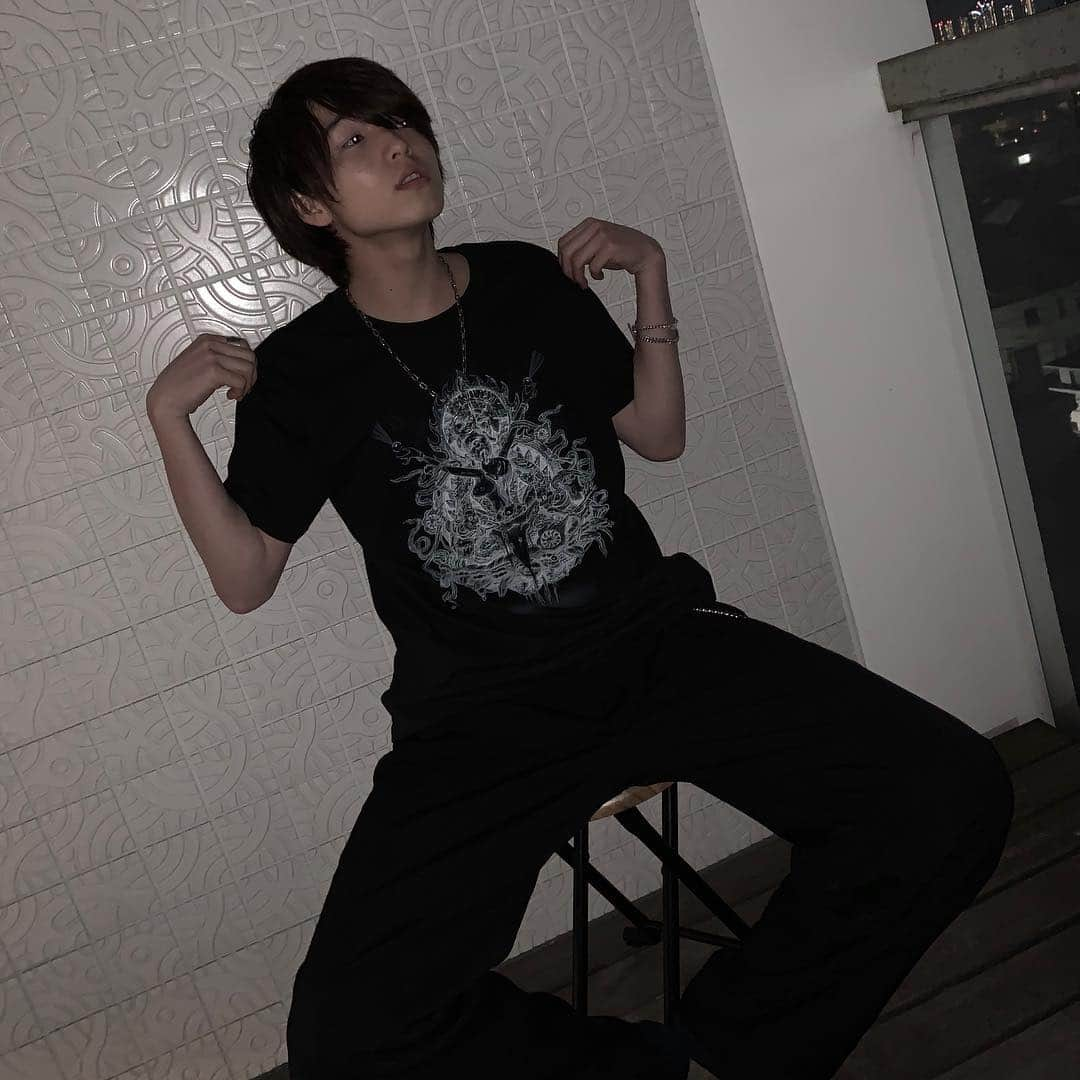 はやしんさんのインスタグラム写真 - (はやしんInstagram)「僕のおニューのTシャツが可愛いので写真を撮ったのですが、この数時間後僕はYohjiyamamotoのシャツを失くしたのでどん底に落ちました。 #yohjiyamamoto #groundy #maisonmargiela #手がきもい」3月27日 17時18分 - hayashinlaters