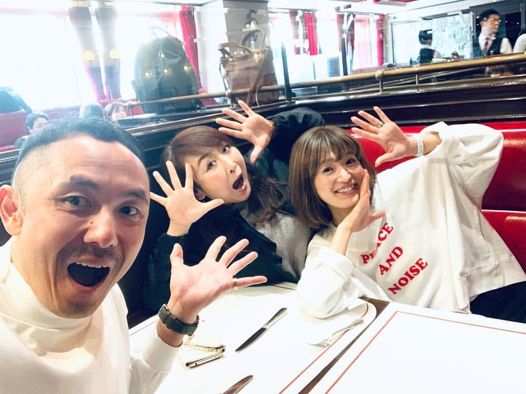 廣瀬規子のインスタグラム：「嬉しすぎた😳😆 偶然の時間✨ * @mamimori8 ねーさんとは、昨日偶然バッタリ会っちゃって。 今日は前からの約束で一緒にランチしてたら、、、なんと  @tsukaka さんが偶然お店に入って来て😳🤗 * 他愛のない話して。。 そんな時間が幸せだ😊 * #渋谷ランチ #wearethefarm  #からの #viron #happytime #偶然 #偶然は必然  #びっくりポーズ」