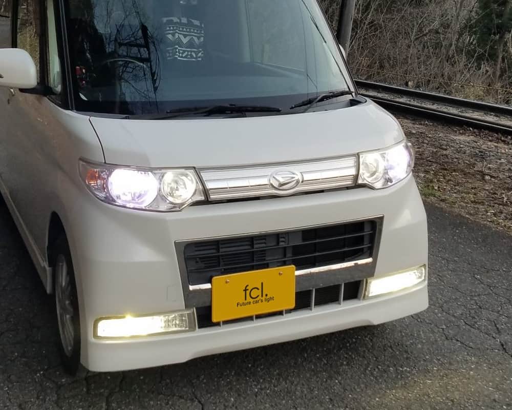 のインスタグラム：「. 投稿：まぁくん。。。様 車種：#ダイハツ #タントカスタム Ｖセレクション H.21年 #L375S . 先日購入した#fclカラーチェンジLEDバルブ を取り付けました！ ネット上でのレビューであったようにフォグランプだけでも充分だと思えるほどの明るさがありますね(˙꒳​˙ ) でも現状ではLEDなので、走行中の感覚的にはやっぱりHIDの方が明るい気がします。 ※個人差はあると思いますが…でも、なんと言っても色を変えられるのはものすごく良いと思います！ 私は普段は白で走行して雨の日にはイエローで、っていう感じで使用してみたいと思います。 . それからヘッドライトも純正HIDから同じく#fcl純正HID交換用バルブ D4R8000Kに交換しました！ 上下真っ白でも良かったのですが少し色変を楽しもうと思ったのと、いつになるか分かりませんが、今後ウィンカーポジションも取り付ける予定(パーツは購入済)なのでその時のために少し色の違いを出したかったので…( *´︶`* . . . . . #エフシーエル #fcl #みんカラ #車のある風景 #カスタムカー #車いじり #愛車 #写真好きな人と繋がりたい #車好き #車好きな人と繋がりたい #車撮影 #車好きと繋がりたい #ファインダー越しの私の世界 #車の写真が好きな人と繋がりたい #タント #tantocustom #keicar #軽自動車  #daihatsu #keicar #daihatsugram #kcar #jdm #cargram #carsofinstagram」