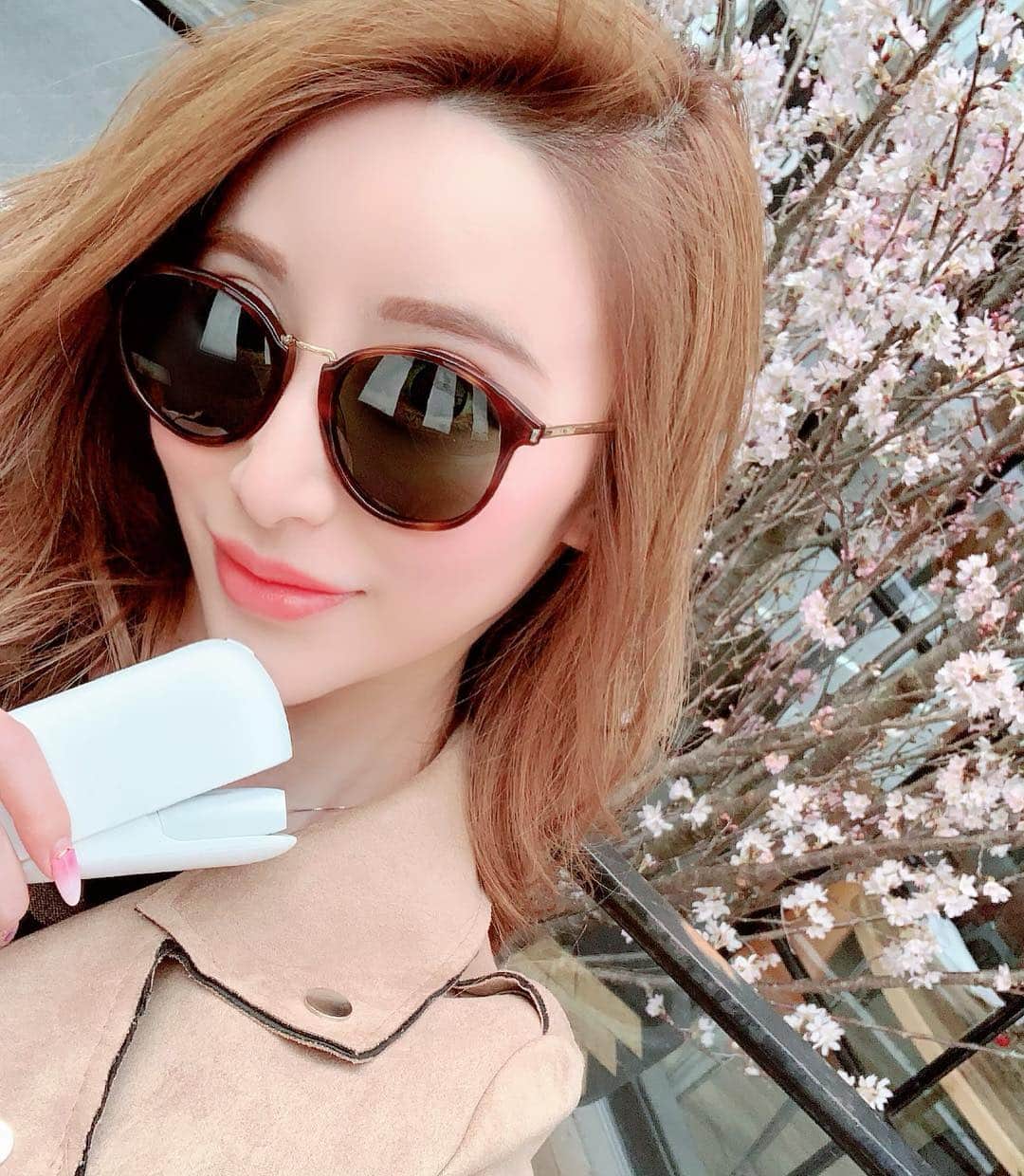 ほずにゃむさんのインスタグラム写真 - (ほずにゃむInstagram)「#IQOSThisChangesEverything #IQOSアンバサダー #IQOSJapan . with @iqos_jp  友達と一緒にお花見してきたよ🌸 . IQOS 3ももちろん一緒に💞 花見はやっぱきれいだし最高✿*❀٭ . 今回紹介したIQOS 3が アクセサリーを含めお得にゲットできる キャンペーンをやってるよ！ にゃむならお得した分新しい化粧品 買いたいな～🥺💋 . 詳しくはIQOSストア、公式IQOSのサイトで確認してください。 . ※成人喫煙者向けの本製品には、リスクがないわけではありません。」3月27日 17時38分 - hozunyam0818