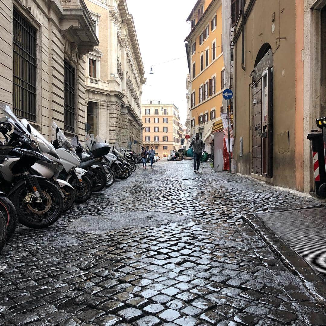佐伯紅緒さんのインスタグラム写真 - (佐伯紅緒Instagram)「ローマ市内。 あちこちに噴水。 濡れた石畳の上をひたすらに歩いています。」3月27日 17時39分 - beniosaeki