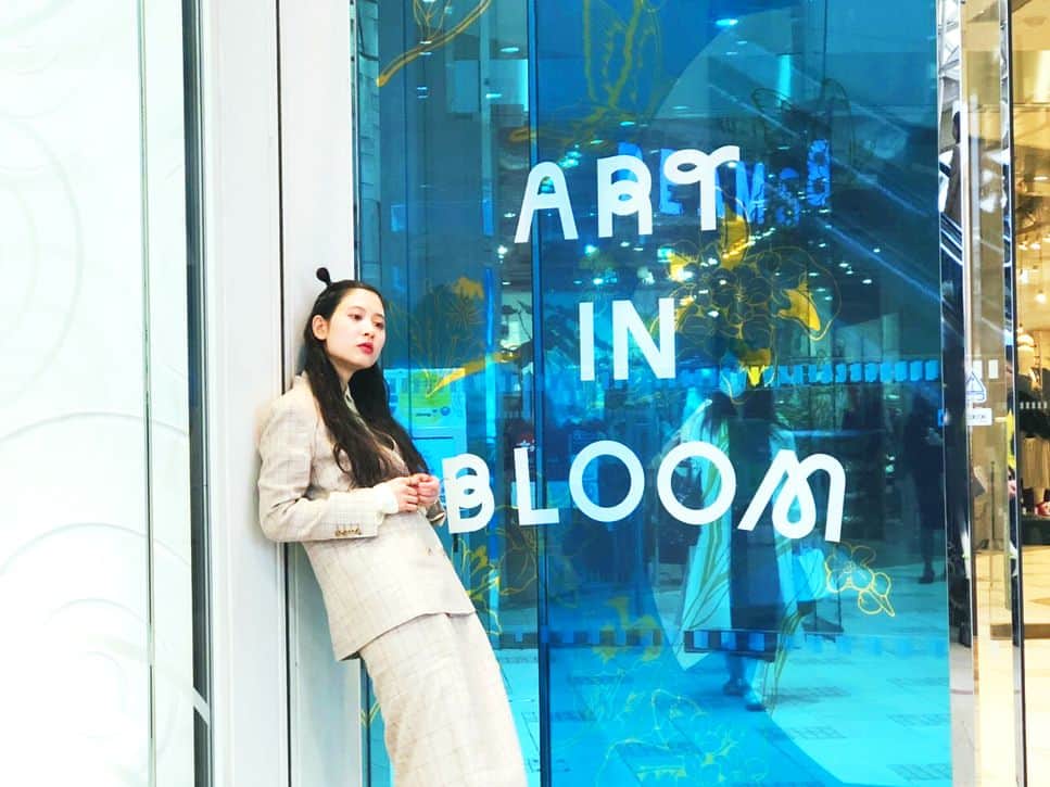 ルミネ池袋さんのインスタグラム写真 - (ルミネ池袋Instagram)「* * ART IN BLOOM * * ルミネ池袋のInstagramを、今キャンペーンのビジュアルモデルを務めた『前田エマさん』がジャック！ * 「水槽の中みたい！いつもの池袋が、ちょっと違って見えました。」 * * 期間中ルミネカードにて、1レシート5.000円(税込)お買い上げで黒田潔氏デザインのボールペン、1レシート10.000円(税込)お買い上げで黒田潔氏デザインのボールペン＆ノートを先着でプレゼント！ * ■ノベルティ配布期間(引き換え場所：4Fルミネカードカウンター) 3/14(thu)～4/3(wed) ※3/7(thu)～3/13(wed)にお買い上げ分のレシートも有効です ※無くなり次第終了 * * #lumine#lumineikebukuro#lumine_ikebukuro#ルミネ#ルミネ池袋#fashion#coordinate#ootd#artinbloom#アートインブルーム#前田エマ#モデル#art#emma_maeda」3月27日 17時32分 - lumine_ikebukuro