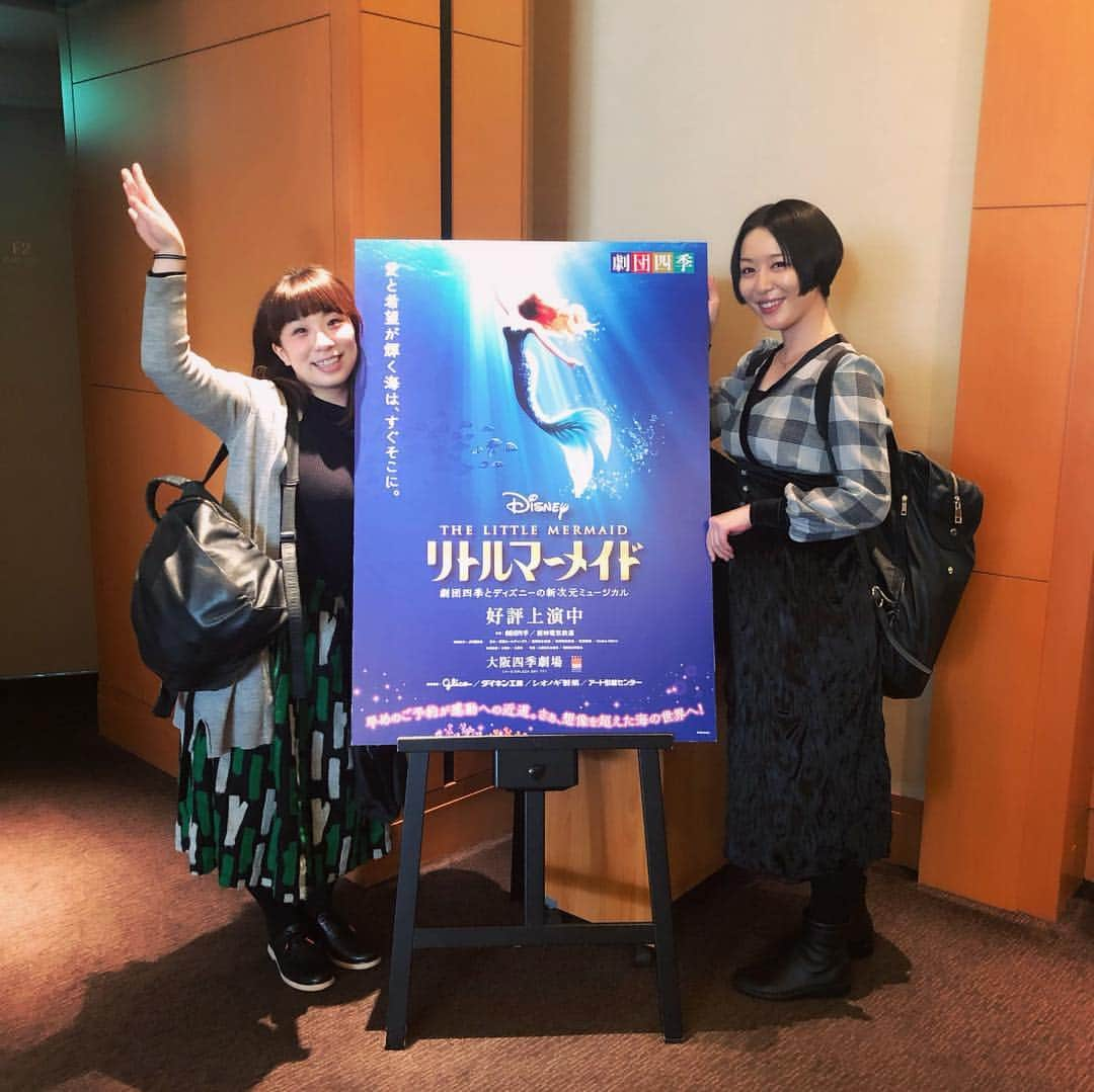 宇都宮まきさんのインスタグラム写真 - (宇都宮まきInstagram)「劇団四季のリトルマーメイド🧜‍♀️🧜‍♂️ 最高じゃんかょ😍 もう一回見たいな🥰🥰🥰 まりちゃんがアリエルのカンカン買ってくれた😂💓 仕事休んでてお金無いのに😿cry😢 でも😉まきピー🥳うれぴー😘😘😘 何入れよぅかな✨ 500円玉でも入れょぅかな💓 劇団四季さん🧚‍♀️ まりちゃん🦍サンクスだょ🥰🥰🥰」3月27日 17時31分 - utsunomiyamaki