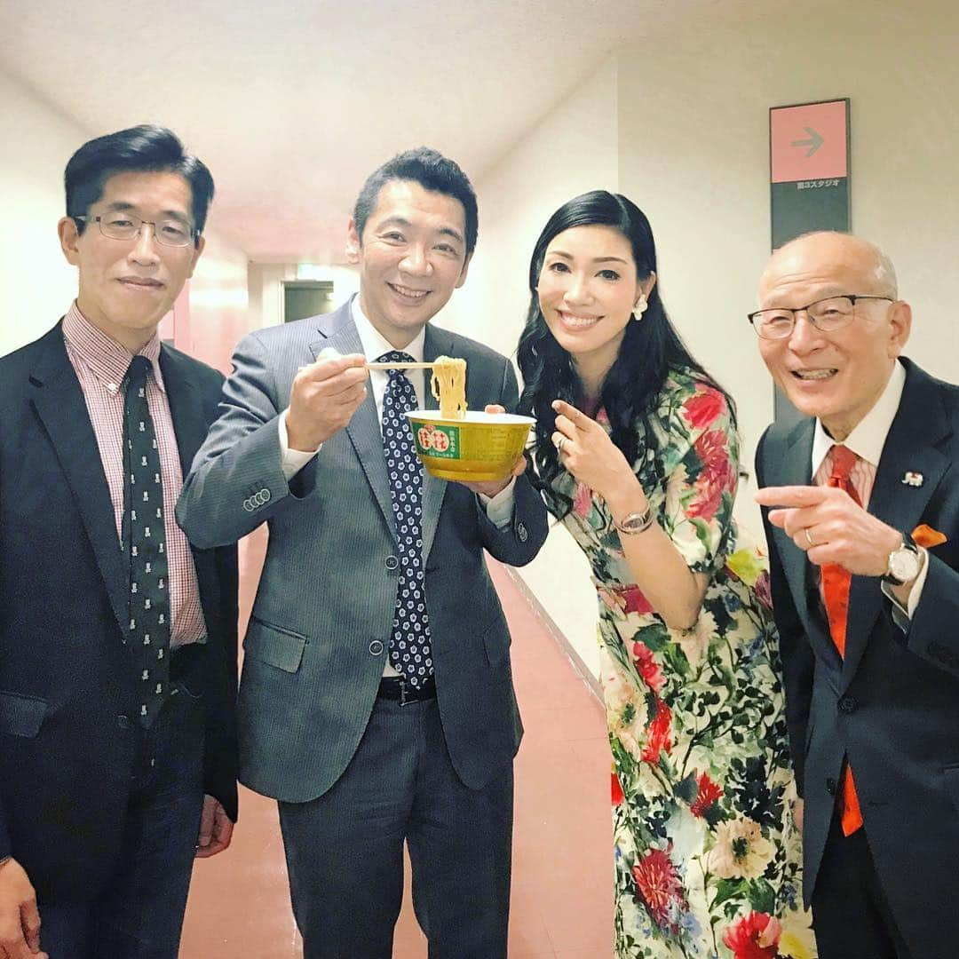 アンミカさんのインスタグラム写真 - (アンミカInstagram)「今日のミヤネ屋では、大関昇進の伝達式を終えた貴景勝を、宮根さんが生直撃🎤 口上の"武士道精神"と"感謝と思いやり"という言葉に、グッときました💓 この重圧と緊張感を【今しかできない経験！生きてる感じがする】と前向きに表現した貴景勝。横綱へのプレッシャーも、その気持ちで乗り越えていくよう応援します📣 。 #そして恒例の生放送後のカップ麺シェア🍜 #一杯のかけ蕎麦的なラーメンシェアのこの時間ががすごく好き🍜 #林マオアナウンサーと栗山ちゃんが楽屋でサプライズ誕生日会をしてくれました🎂💕 #今年はお祝いが多くて嬉しい💕 #次は新元号発表の4月1日に出演します✨ #明日はTOKYOMXひるキュンに出演します✨ #読売テレビ #ミヤネ屋 #岸博幸 #橋本五郎 #宮根誠司 #林マオ @maohayashi_ytv @yomiuri_tv」3月27日 17時32分 - ahnmikaofficial