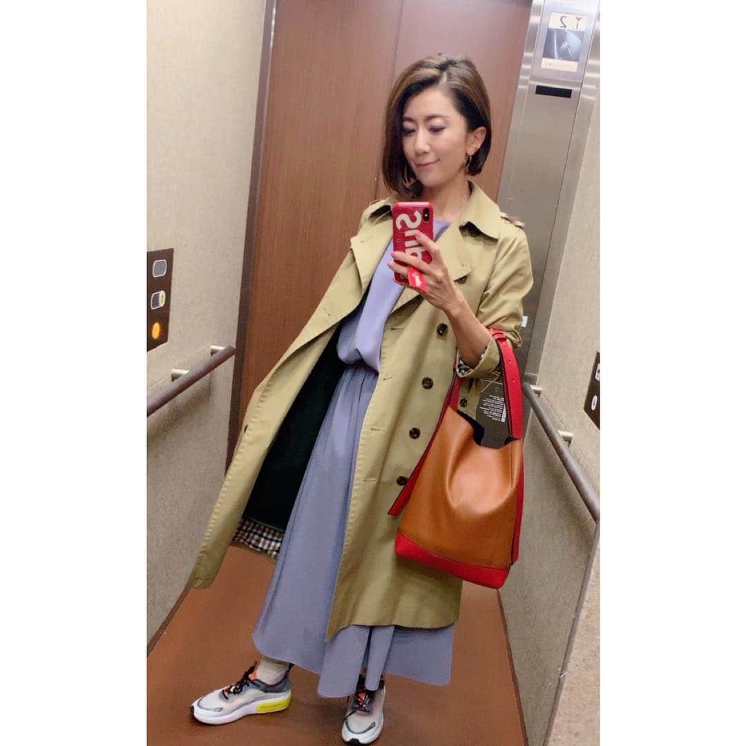 のインスタグラム：「クラゲ×納豆アレルギーの症状も何とか落ち着き、ぎりぎりロケに間に合いました💦本当、一時はどうなるかと焦りましが、 皮膚科でアレルギー用の薬を処方してもらい、そしていつもの駆け込み寺 #石井治療院 で #鍼治療 をして頂き赤みが徐々に引いていった感じ。#石井先生 のゴッドハンドで 治療後は肌が落ち着いただけじゃなく、首の上に頭が乗っているのを感じないくらい😂首も肩もスッキリ！という嬉しいおまけ付き。 ・ ・ 今日の取材では春らしい服装でとのオーダーだったので、 珍しくラベンダーカラーのセットアップ。サラサラとした生地感と風に揺れる感じも春っぽく。ウエストゴムは食リポに優しい👍 ・ ・ @ishii_yukio  石井治療院 広尾サロン http://ishii-hari.jp/ ・ setup #liesse」